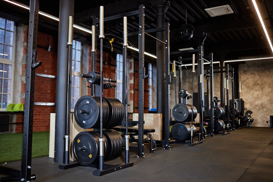 Zona de pesas con racks de sentadillas en gimnasio JaleaFit San Felipe