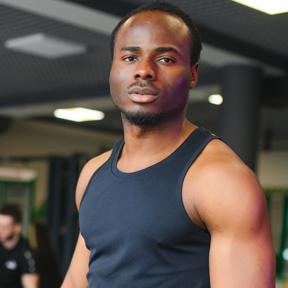 Entrenador profesional en gimnasio JaleaFit San Felipe
