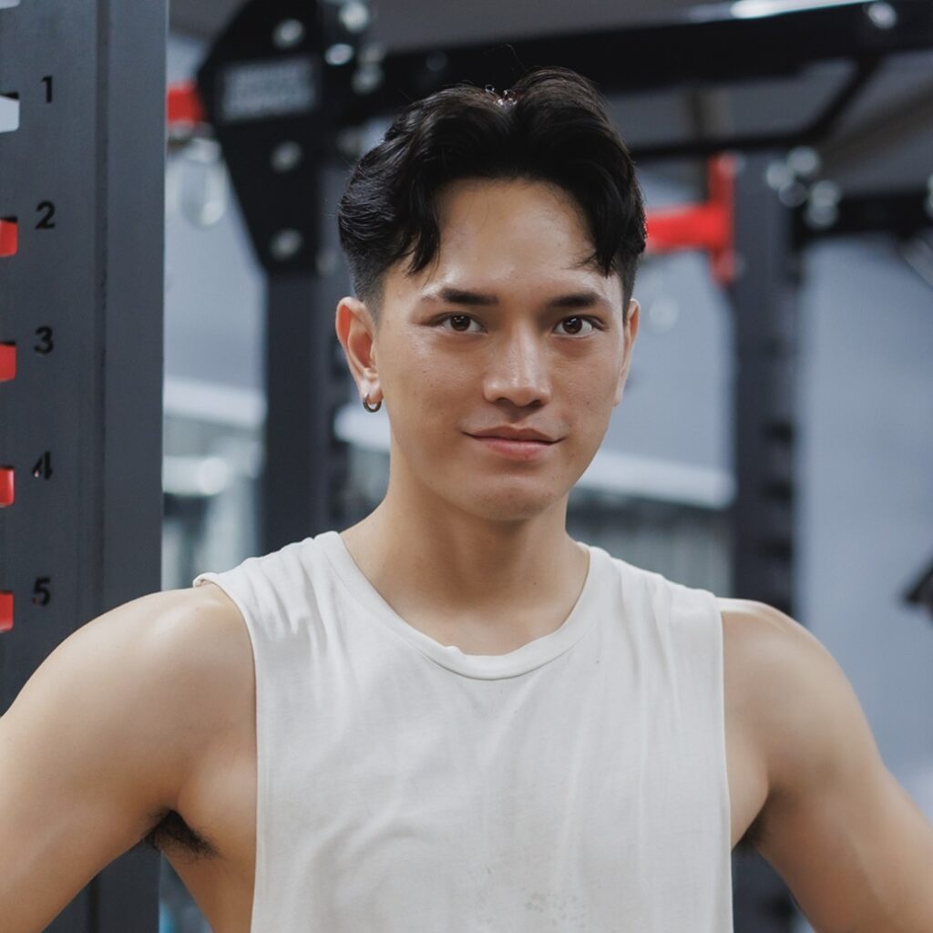 Entrenador joven en gimnasio JaleaFit San Felipe