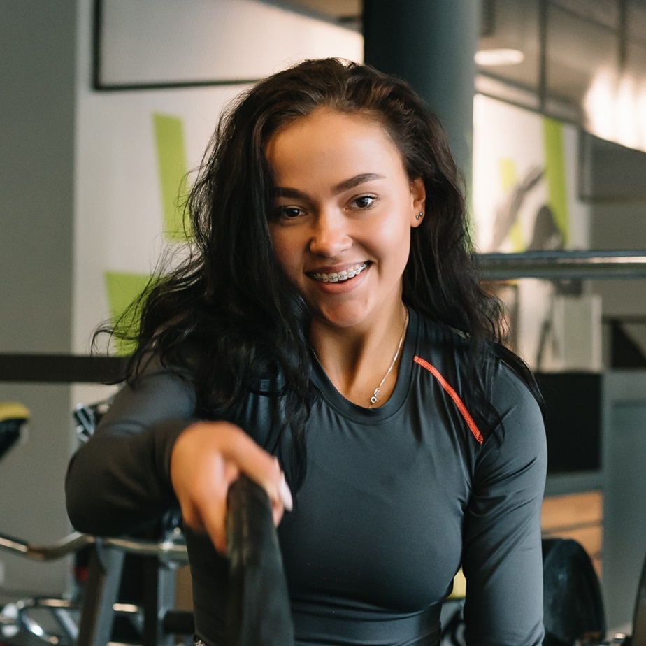 Entrenadora sonriendo en gimnasio JaleaFit San Felipe