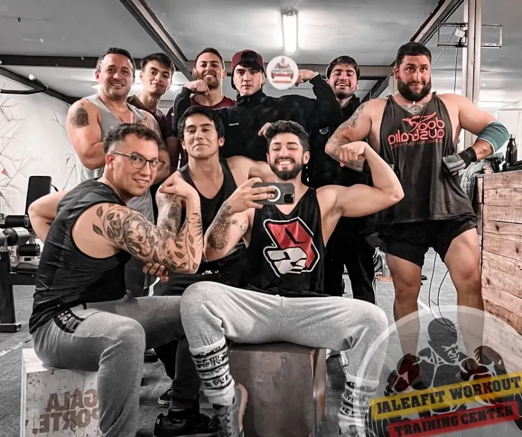 Equipo de trabajo del gimnasio jaleafit reunidos