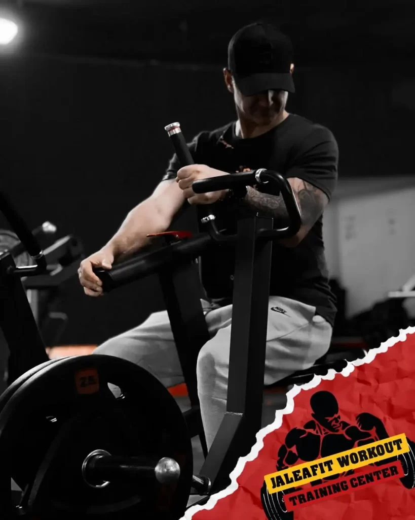 Hombre entrenando en máquina de brazos en gimnasio JaleaFit San Felipe