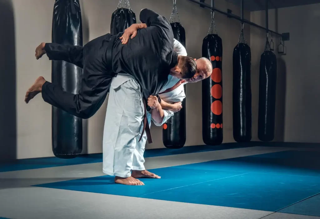Técnica de proyección en artes marciales con gi en dojo JaleaFit San Felipe
